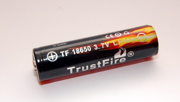 Trustfire 18650 3000mAh 3.7V Li-ion avec le bouton en haut